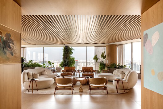 Apartamento Heritage / André Luque Apartamento Heritage / André Luque - Fotografia de Interiores, Sala de Estar, Madeira, Cadeira, Iluminação, Mesa