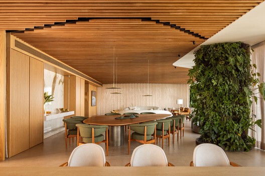 Apartamento Heritage / André Luque Apartamento Heritage / André Luque - Fotografia de Interiores, Sala de Jantar, Madeira, Mesa, Cadeira