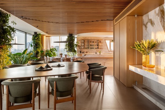 Apartamento Heritage / André Luque Apartamento Heritage / André Luque - Fotografia de Interiores, Sala de Jantar, Madeira, Mesa, Iluminação, Cadeira