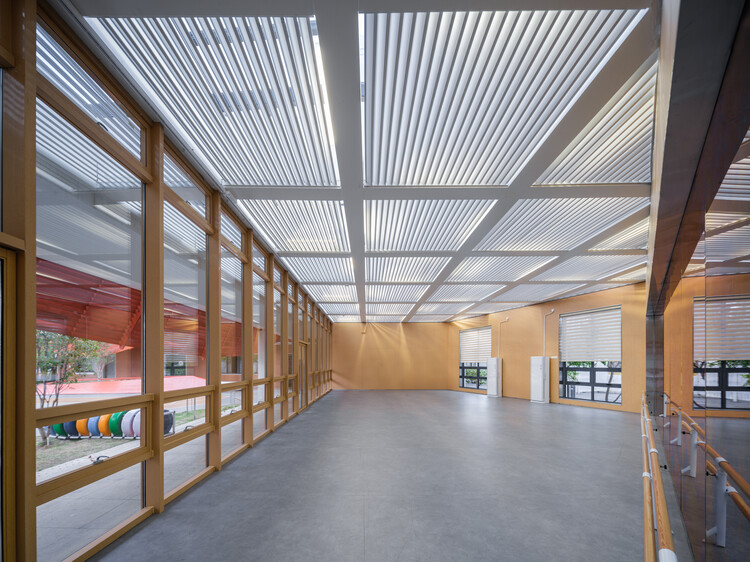 Escola Infantil Afiliada à Universidade de Shenzhen / SUIADR SML Design Studio - Fotografia de Interiores, Madeira, Vidro, Viga