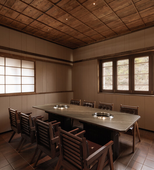 阿那亚燃炙屋与山谷豆腐工坊 / odd设计事务所 阿那亚燃炙屋与山谷豆腐工坊 / odd设计事务所 - 室内图, 厨房, 木头, 桌子, 椅子