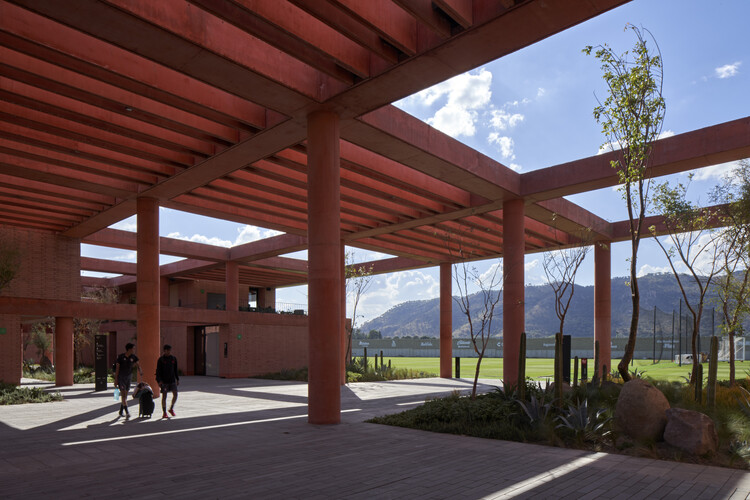 Academia Atlas / Sordo Madaleno Arquitectos - Fotografía interior, Pilares, Fijación Vigas