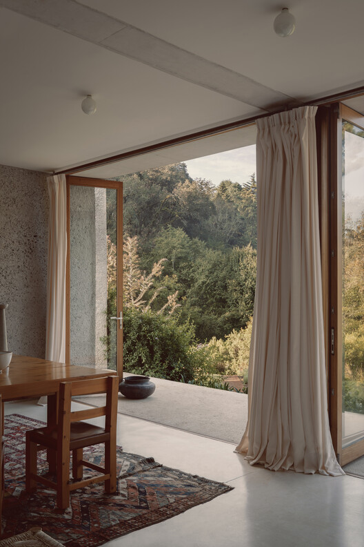 Casa Entre dos Ríos / Taller 3000 - Fotografía interior, Madera, Sillas