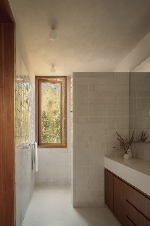 Casa Entre dos Ríos / Taller 3000 - Fotografía interior, Baño, Madera, Tarjas