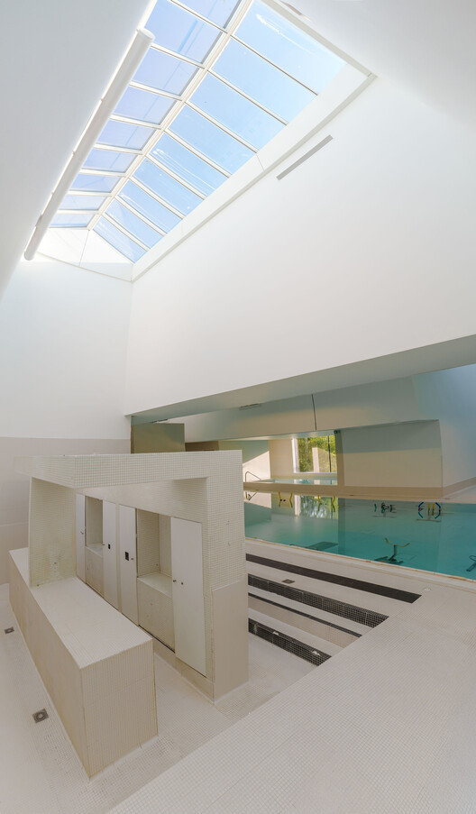 Letting the Sky In: 4 Case Studies of Daylight Solutions in Aquatic Architecture - Image 4 of 15