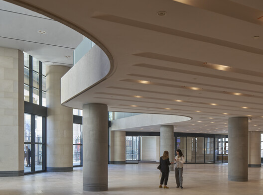 英国国家美术馆塞恩斯伯里翼楼改造 / Selldorf Architects - 室内图, 玻璃, 柱, 具体的