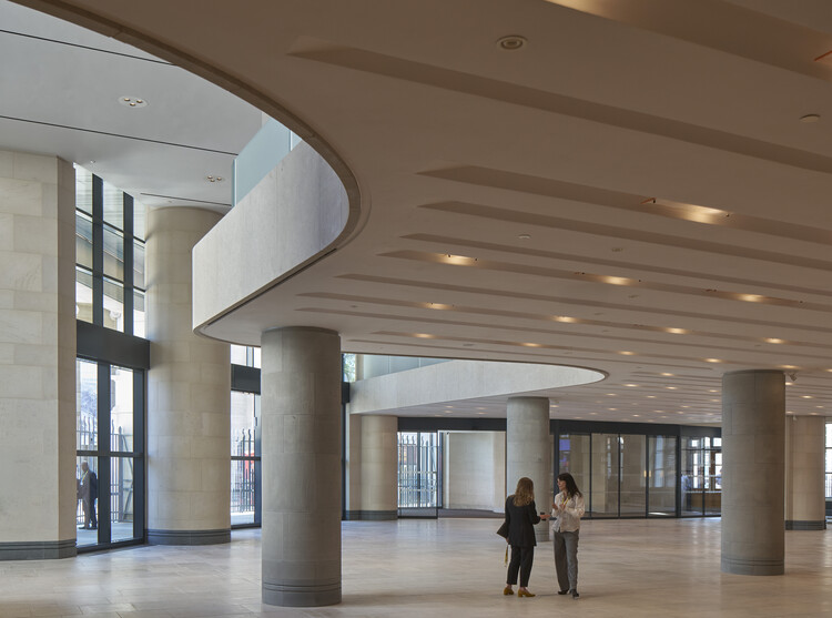 英国国家美术馆塞恩斯伯里翼楼改造 / Selldorf Architects - 室内图, 玻璃, 柱, 具体的