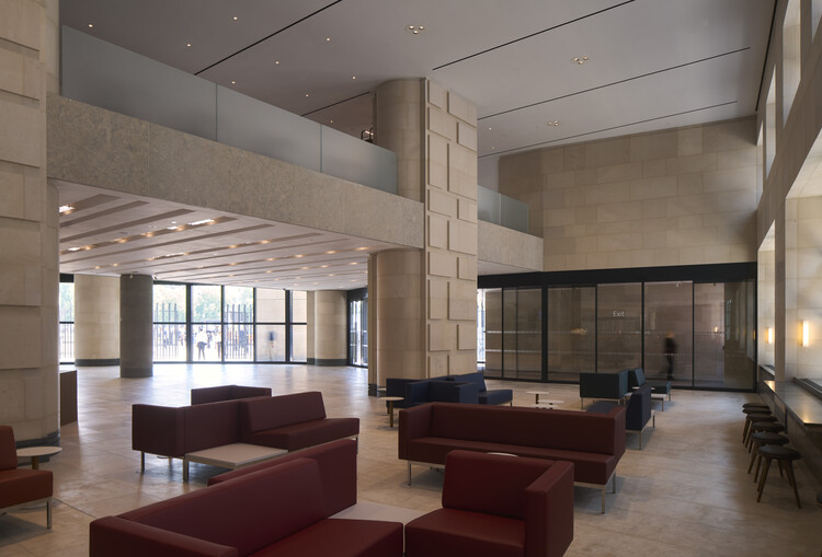 英国国家美术馆塞恩斯伯里翼楼改造 / Selldorf Architects - 室内图, 起居室, 灯, 玻璃, 柱