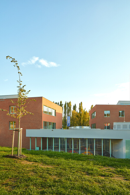 Frič Brothers Elementary School / Atelier 6 - Exterior Photography
