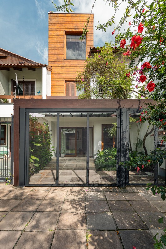 Casa da Beta / Atelier Aberto Arquitetura - Exterior Photography, Wood, Door, Concrete, Balcony, Courtyard, Deck