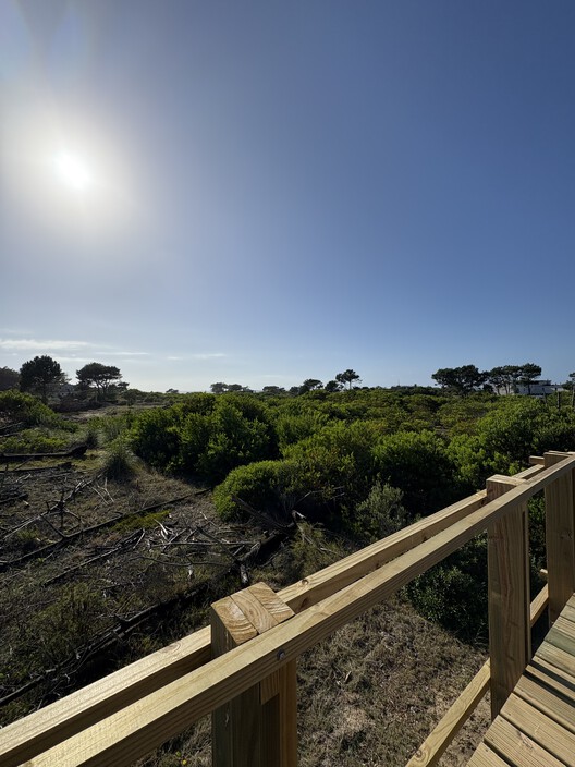 Mangrullo Ocho al cubo Jose Ignacio / Diego Salinas + Chiara Rissola - Fotografía exterior, Madera, Barandas, Cierros