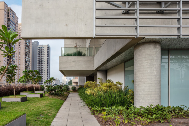 Nova Sede Administrativa e Laboratórios Centrais do Grupo Fleury / Dal Pian Arquitetos - Fotografia de Exterior, Concreto, Balcão