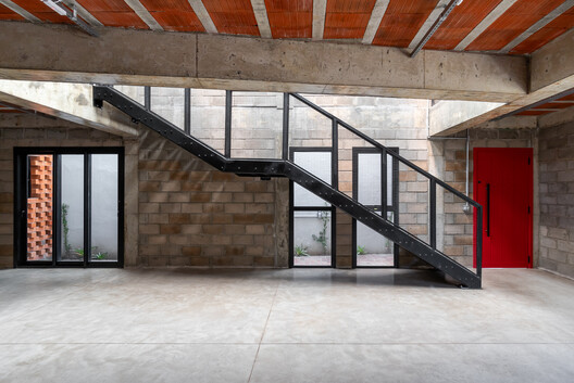 Edifício Dona Eugênia 394 / Tob Arquitetura Edifício Dona Eugênia 394 / Tob Arquitetura - Fotografia de Interiores, Escada, Madeira, Concreto, Corrimão