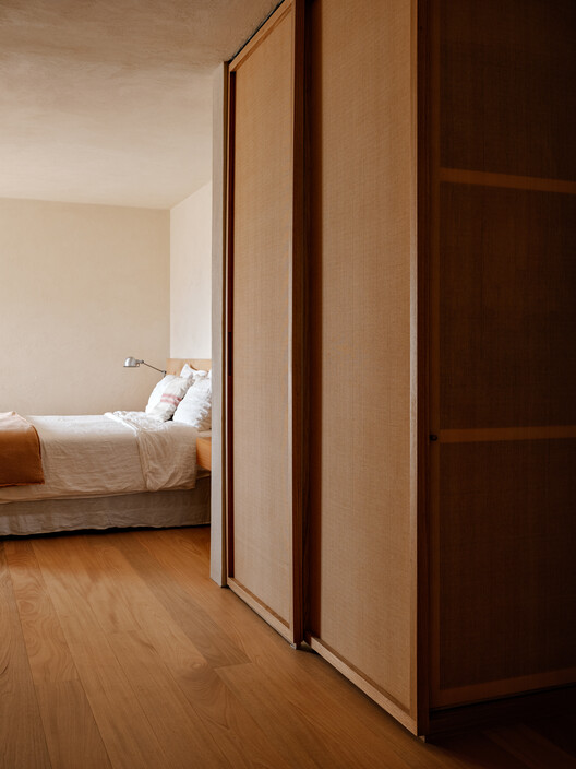 Apartamento Havaí  / Lucas Jimeno Dualde - Fotografia de Interiores, Dormitório, Madeira, Porta, Armário, Vidro