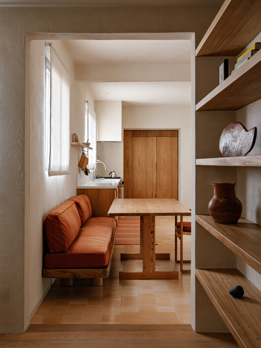 Apartamento Havaí  / Lucas Jimeno Dualde - Fotografia de Interiores, Sala de Estar, Madeira, Mesa, Cadeira