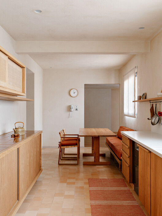 Apartamento Havaí  / Lucas Jimeno Dualde - Fotografia de Interiores, Cozinha, Madeira, Bancada, Cadeira