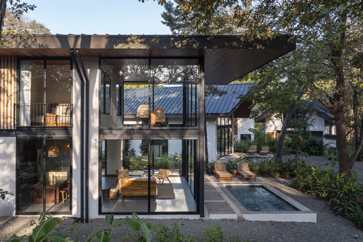 Indo Avellanas House / Garton Group Architecture  - Image 2 of 34