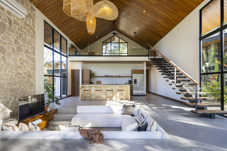 Casa Indo Avellanas / Garton Group Architecture  - Fotografia de Interiores, Madeira, Porta, Cadeira, Viga