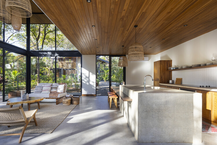 Casa Indo Avellanas / Garton Group Architecture  - Fotografia de Interiores, Cozinha, Madeira, Mesa, Cadeira, Viga