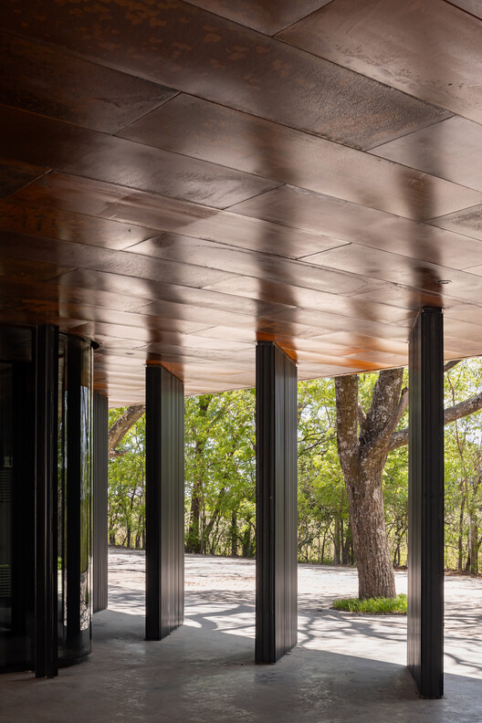 Morgue Judicial para la ciudad de Vera / Oficina de Arquitectura del Poder Judicial Santa Fe - Fotografía interior, Madera, Pilares