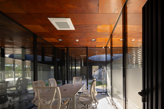 Morgue Judicial para la ciudad de Vera / Oficina de Arquitectura del Poder Judicial Santa Fe - Fotografía interior, Iluminación, Vidrio, Sillas