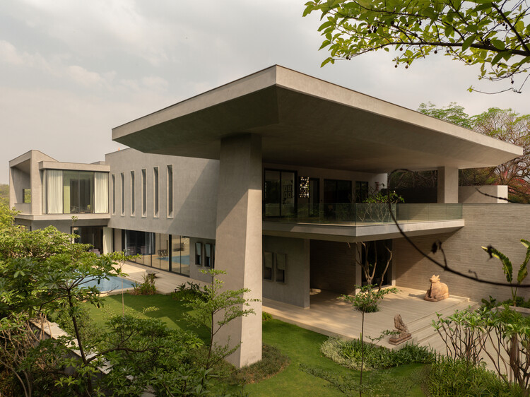 House Around The Oblique Column / RENESA Architecture Design Interiors Studio - Image 1 of 31