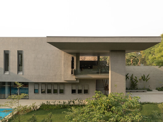 House Around The Oblique Column / RENESA Architecture Design Interiors Studio - Exterior Photography, Concrete, Courtyard