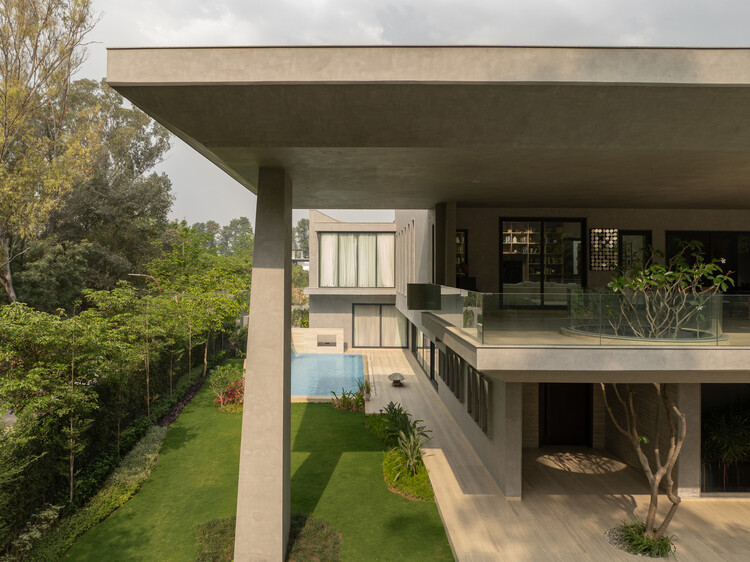 House Around The Oblique Column / RENESA Architecture Design Interiors Studio - Exterior Photography, Courtyard