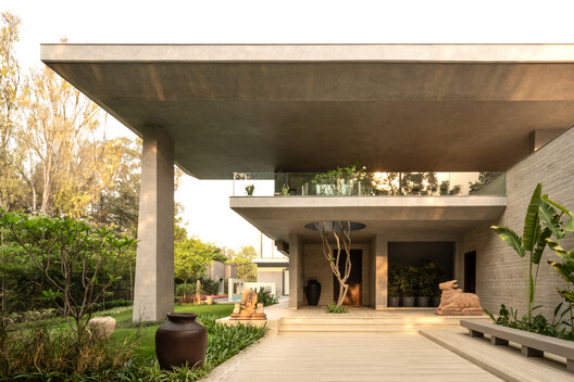 House Around The Oblique Column / RENESA Architecture Design Interiors Studio - Image 6 of 31