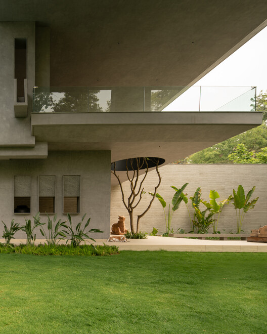 House Around The Oblique Column / RENESA Architecture Design Interiors Studio - Image 12 of 31