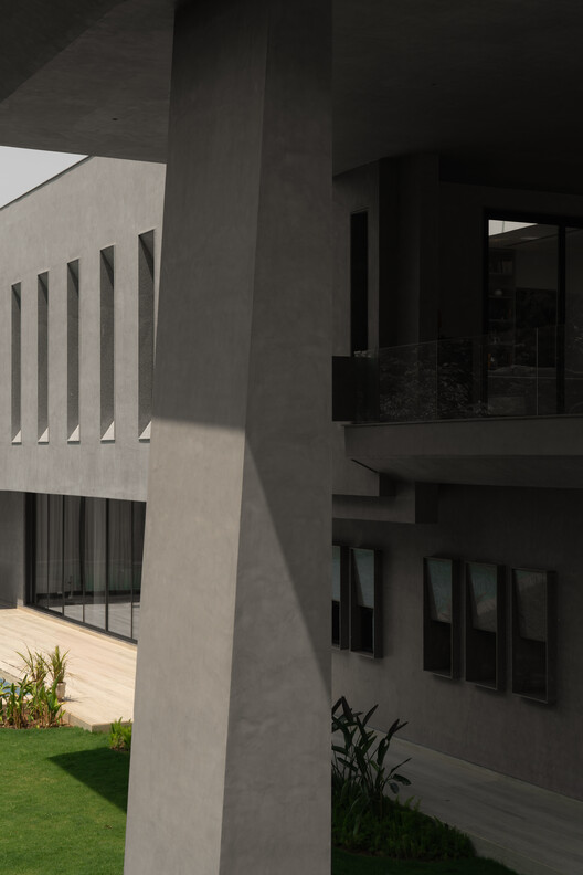 House Around The Oblique Column / RENESA Architecture Design Interiors Studio - Interior Photography, Concrete, Column