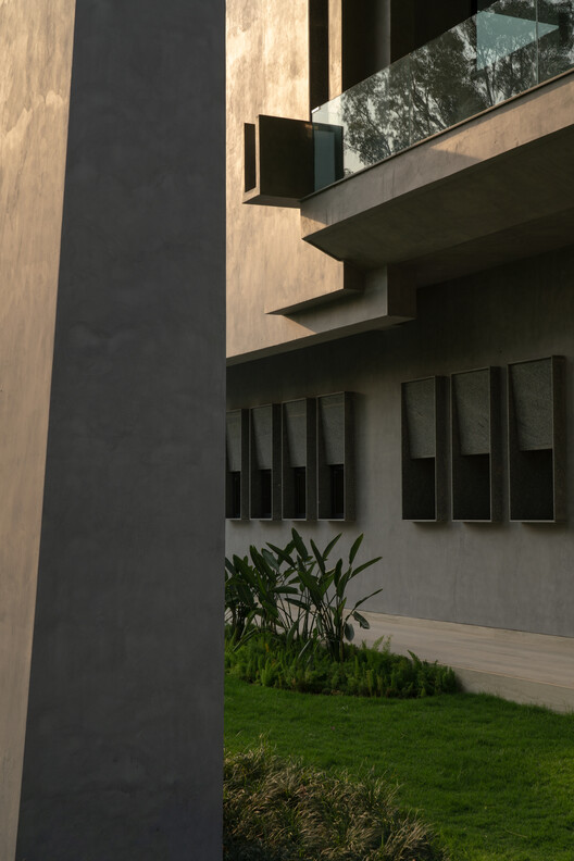House Around The Oblique Column / RENESA Architecture Design Interiors Studio - Interior Photography, Concrete