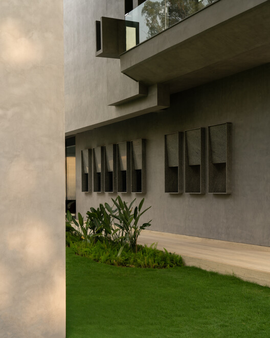 House Around The Oblique Column / RENESA Architecture Design Interiors Studio - Interior Photography, Concrete
