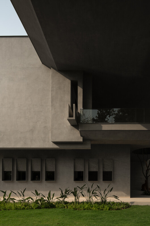 House Around The Oblique Column / RENESA Architecture Design Interiors Studio - Image 23 of 31