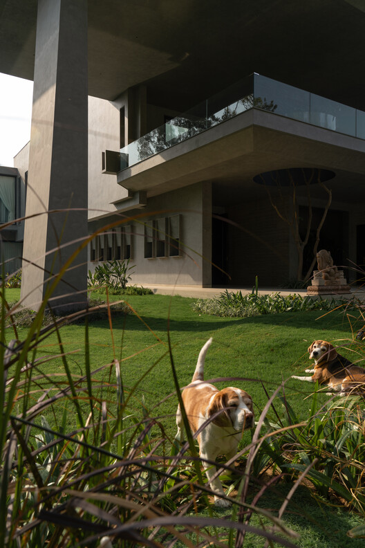 House Around The Oblique Column / RENESA Architecture Design Interiors Studio - Exterior Photography, Balcony, Column