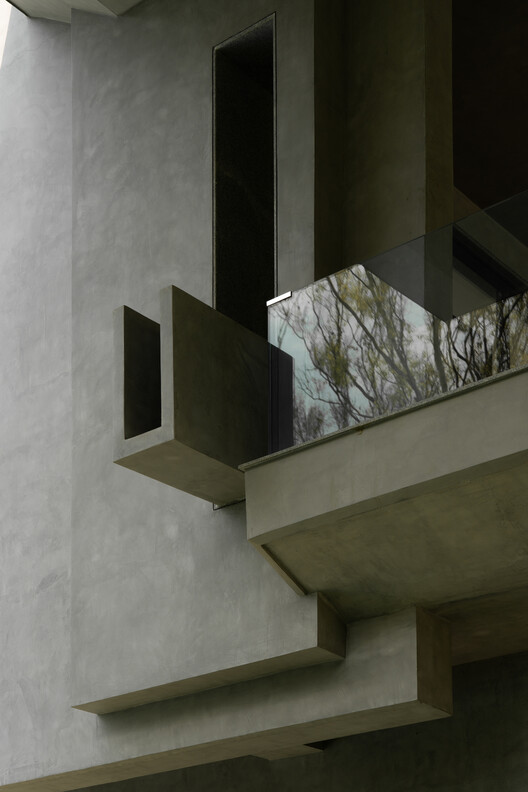 House Around The Oblique Column / RENESA Architecture Design Interiors Studio - Image 24 of 31