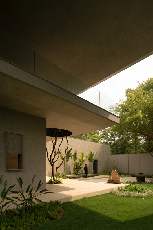 House Around The Oblique Column / RENESA Architecture Design Interiors Studio - Interior Photography, Courtyard