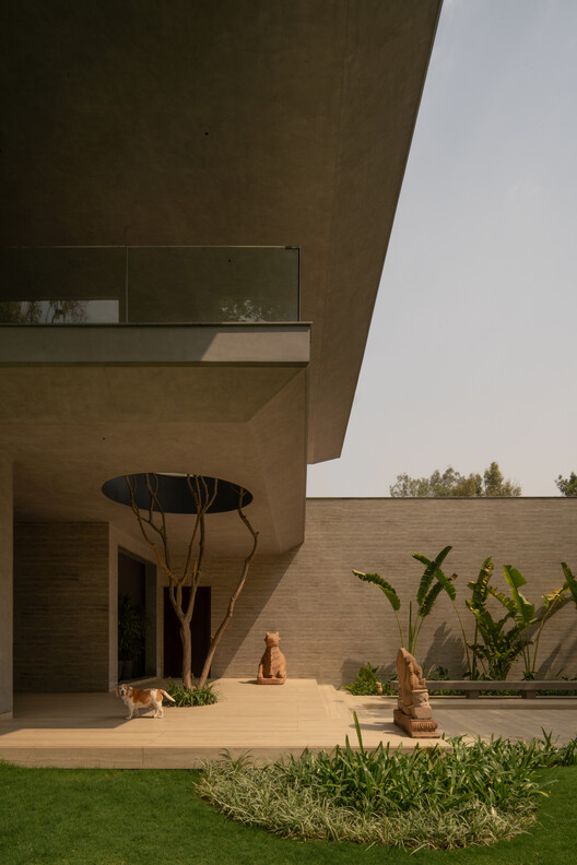 House Around The Oblique Column / RENESA Architecture Design Interiors Studio - Image 4 of 31