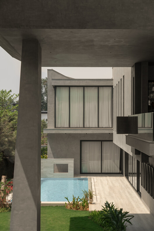 House Around The Oblique Column / RENESA Architecture Design Interiors Studio - Interior Photography, Concrete, Column