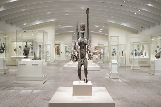 Transparent Boundaries: Technology and the Display of Cultural Memory - Image 2 of 13