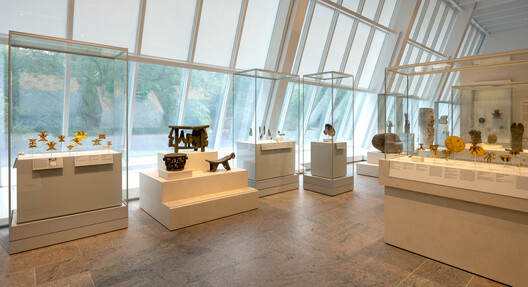 Transparent Boundaries: Technology and the Display of Cultural Memory - Image 6 of 13