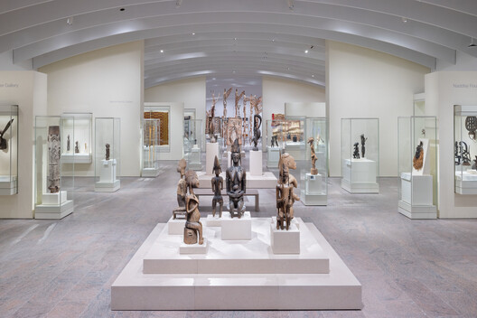 Transparent Boundaries: Technology and the Display of Cultural Memory - Image 7 of 13