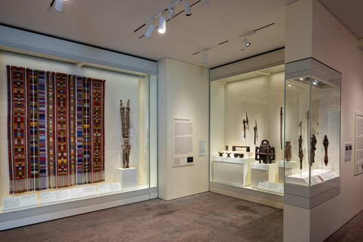 Transparent Boundaries: Technology and the Display of Cultural Memory - Image 8 of 13