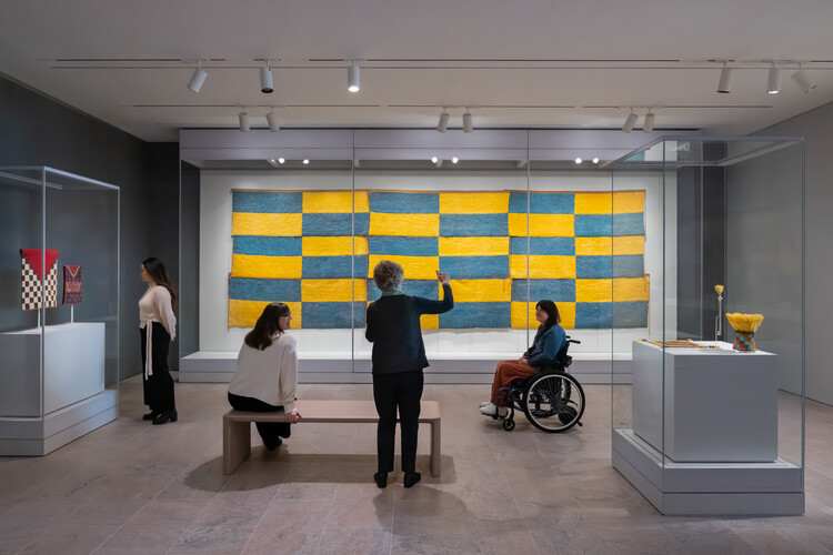 Transparent Boundaries: Technology and the Display of Cultural Memory - Image 10 of 13