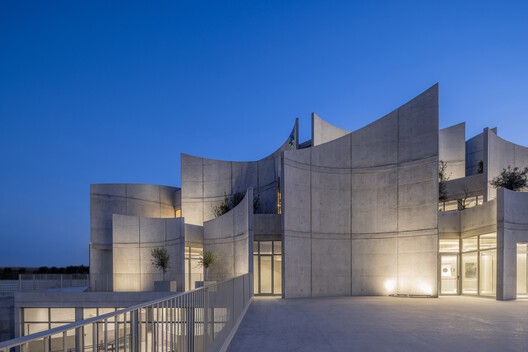 Vet Hospital Tirana / Davide Macullo Architects - Image 5 of 30