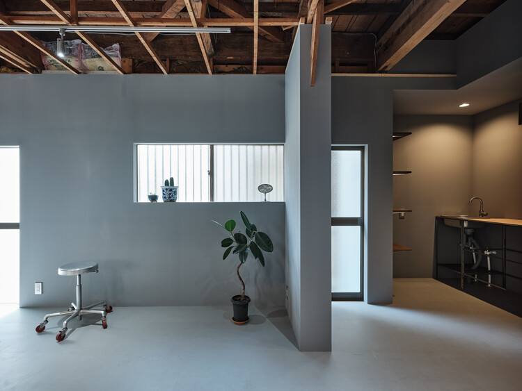 Casa Ōimachi / ROOVICE - Fotografia de Interiores, Iluminação, Cadeira