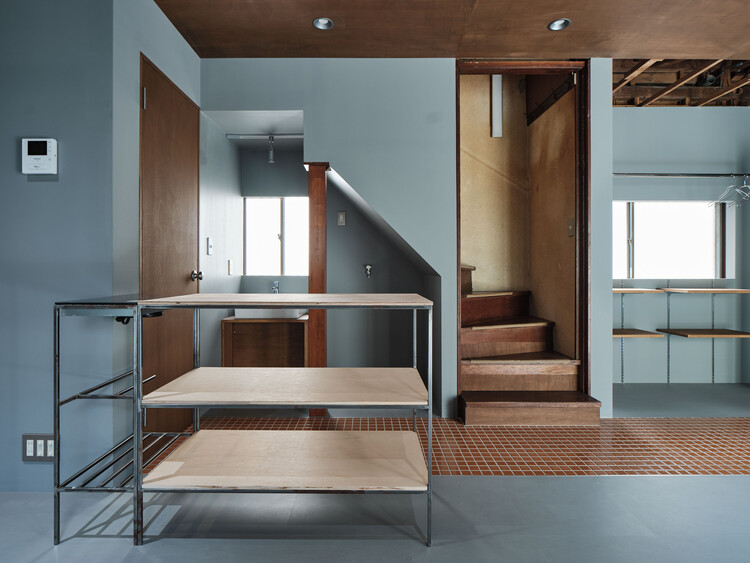 Casa Ōimachi / ROOVICE - Fotografia de Interiores, Madeira, Iluminação, Cadeira