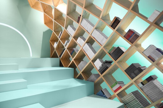 Spaces for Browsing: Balancing Commerce and Community in the Design of Bookstores - Image 6 of 35
