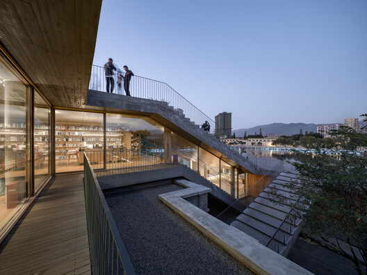 Spaces for Browsing: Balancing Commerce and Community in the Design of Bookstores - Image 20 of 35