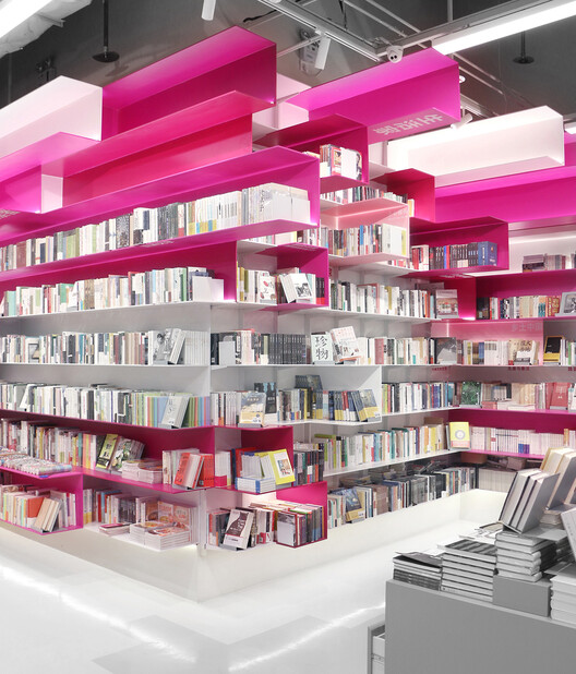 Spaces for Browsing: Balancing Commerce and Community in the Design of Bookstores - Image 15 of 35